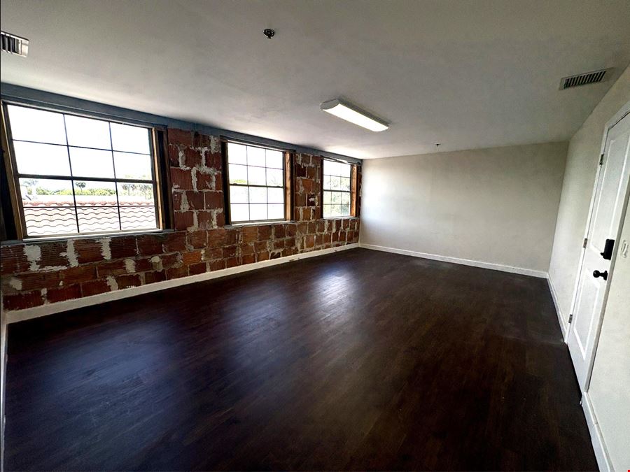 909 E New Haven Ave