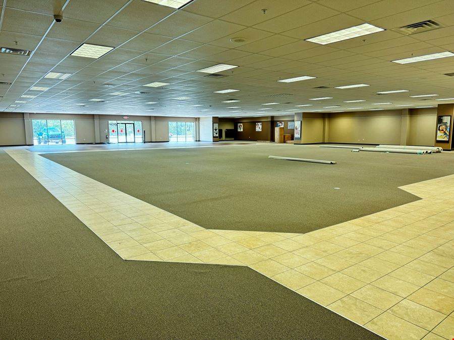 15,763 SF Retail Showroom & Warehouse Facility on US Hwy 301