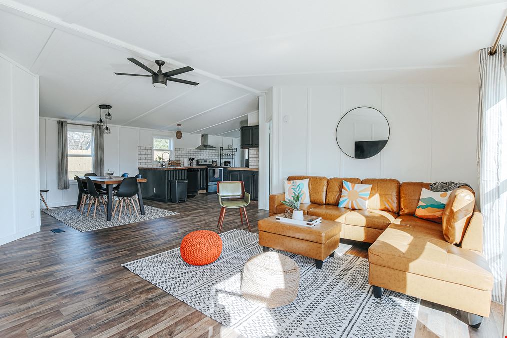 TURN-KEY OPPORTUNITY! ACTIVE SHORT TERM RENTAL PROPERTY