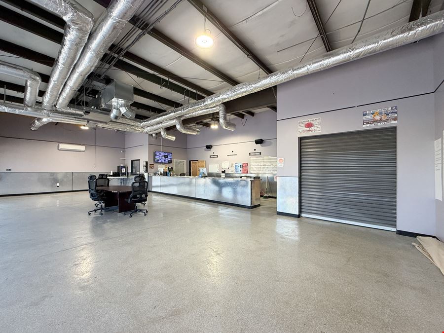 Retail Showroom / Warehouse with I-10 Visibility