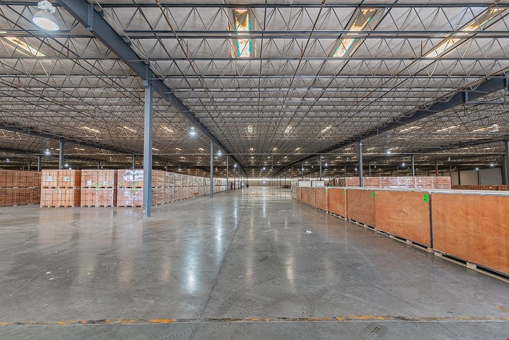 Heavy-Industrial Building in San Luis, 2801 N Main St
