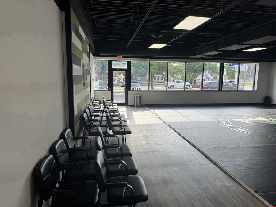 SUBLEASE. Highland Park - Snelling Avenue Retail Center