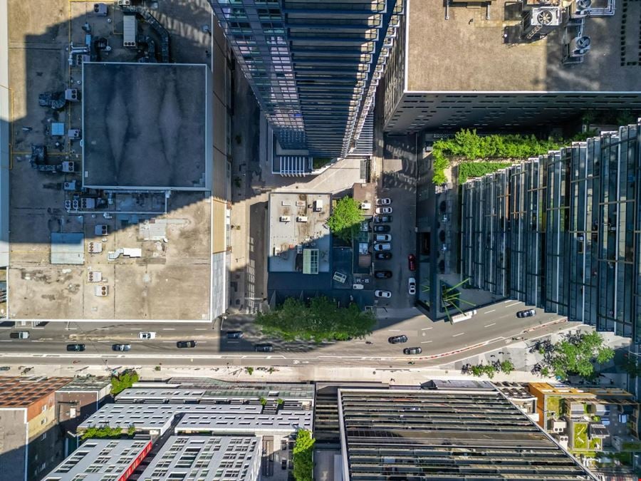 275 Richmond St W, Toronto, ON M5V 1X1