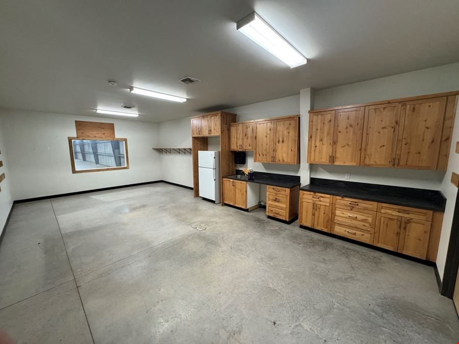 Industrial Flex Building Close to I-5