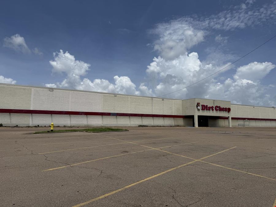 Big Box Retail (@ Cloverleaf Mall)