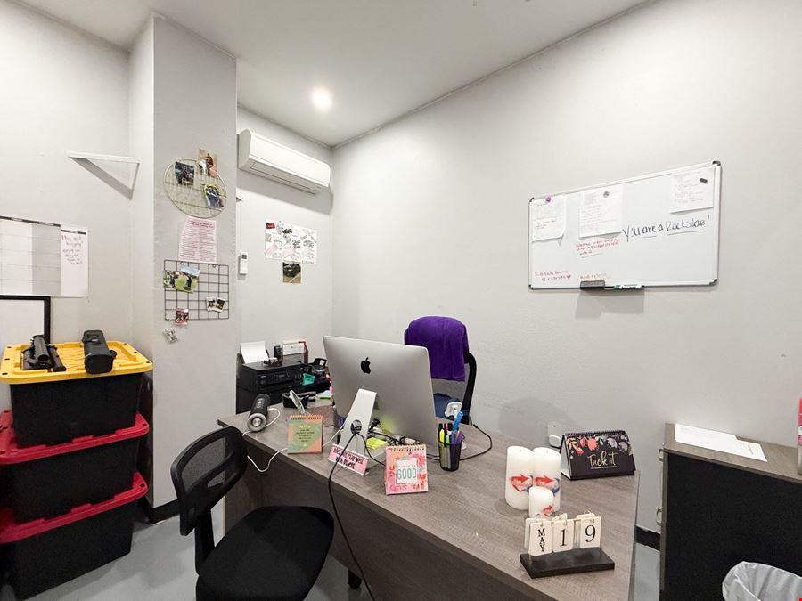 Retail Showroom / Warehouse with I-10 Visibility
