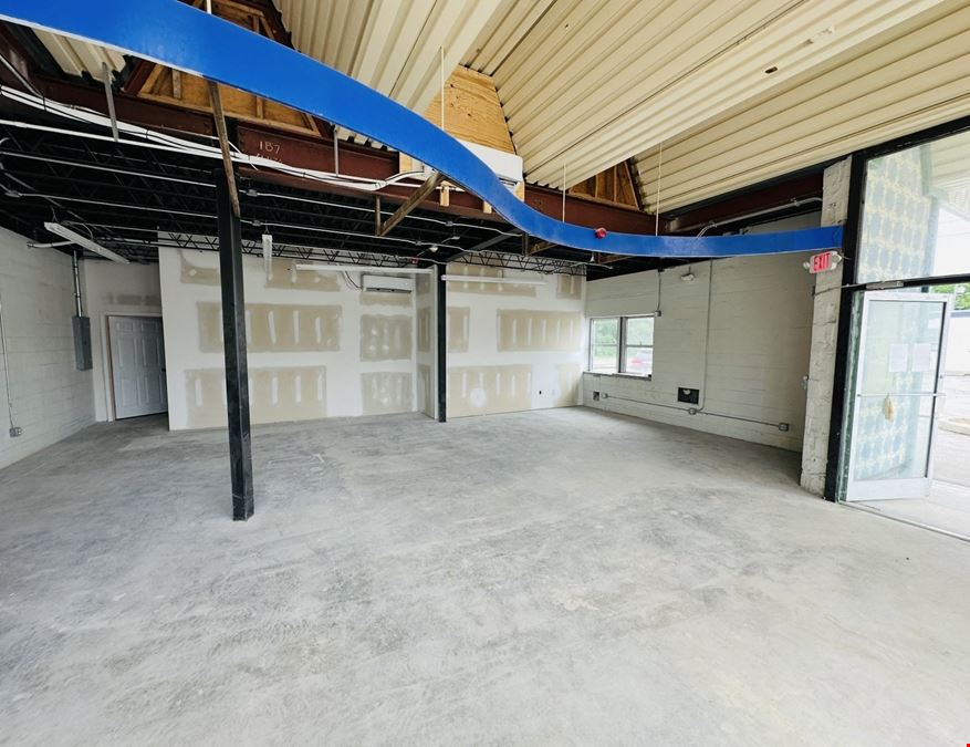 890 SF Office/Retail Space for Gross Lease on Brainerd Rd