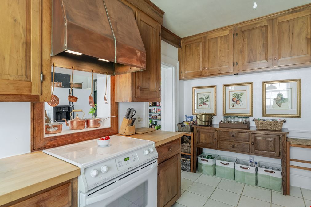 HISTORIC HOME WITH BOUTIQUE BED & BREAKFAST POTENTIAL