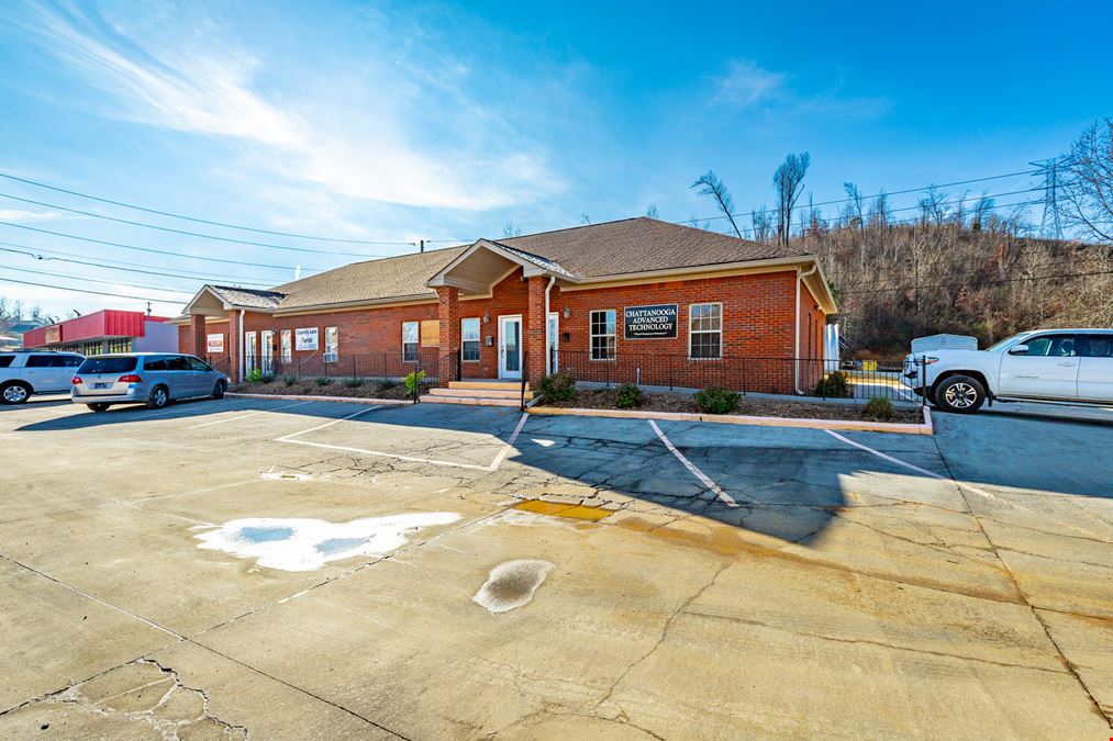 Standifer Gap Commercial Office with 10 Office Rooms | ±3,200 SF