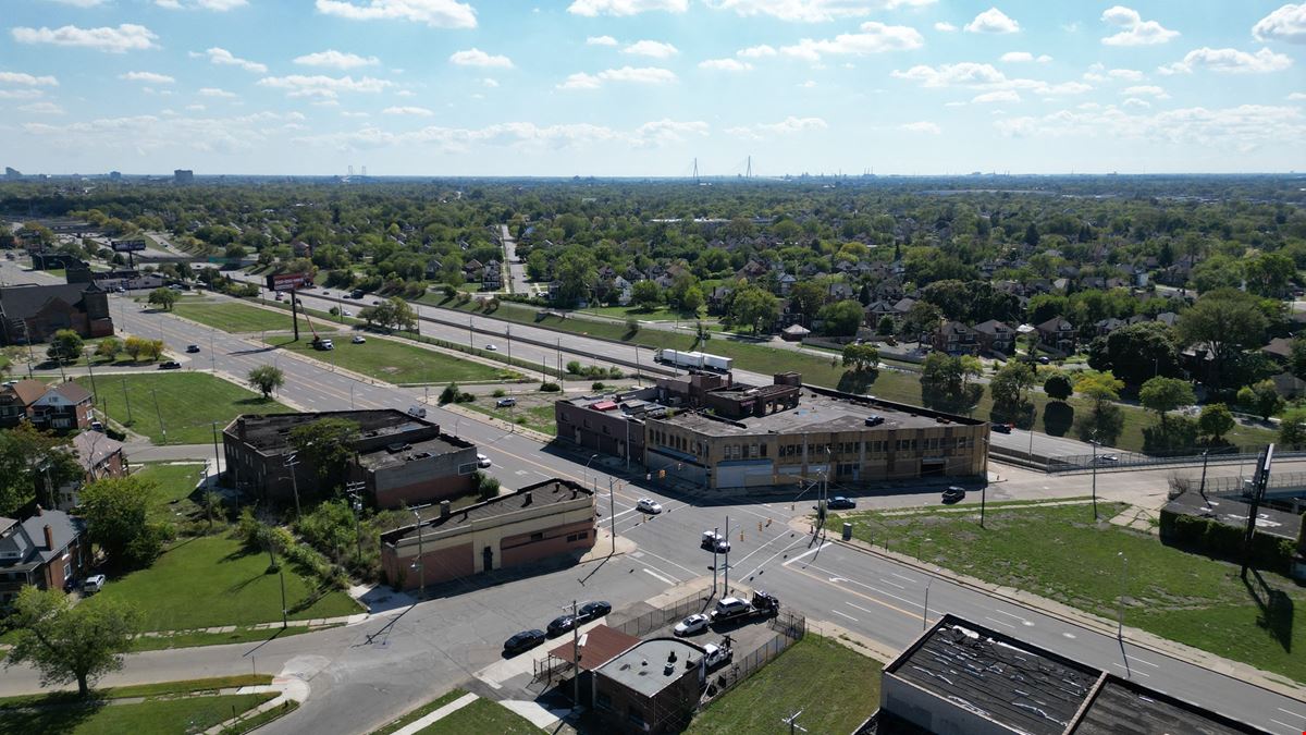 8461 Grand River Ave