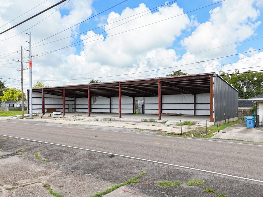 Industrial Warehouse with Covered Storage in Luling