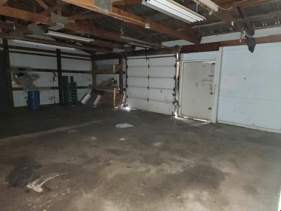 2460 Cedar St - Garage