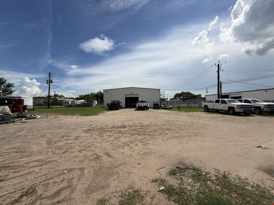 201 N 16th St, La Porte, TX 77571- 5,000 SF IND WAREHOUSE ON +/- 1 ACRE LOT