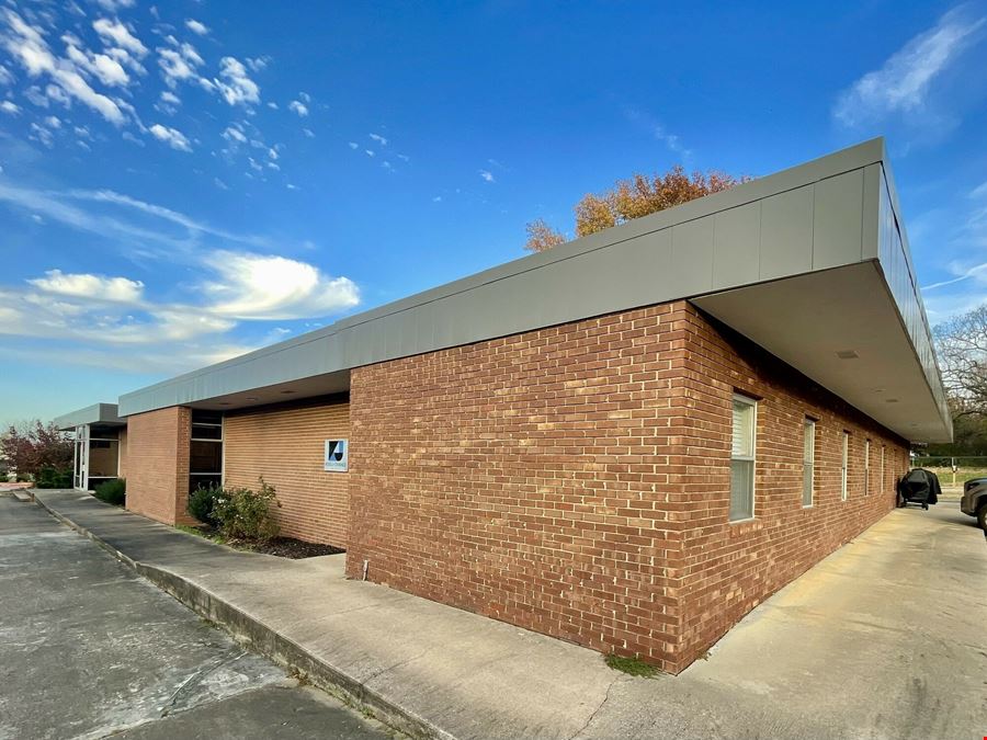 909 E Rolling Hills Dr Suite B