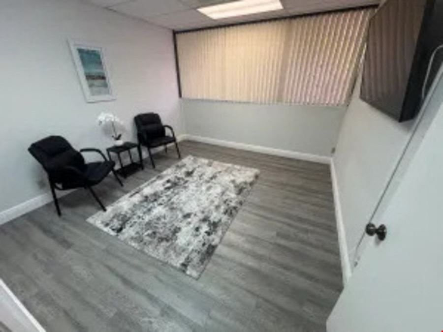 892 SF Suite 202 PROFESSIONAL & MEDICAL OFFICE SPACE FOR LEASE