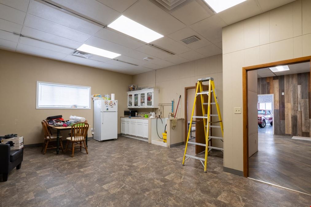 I-94 Visible Flex Space With Overhead Door
