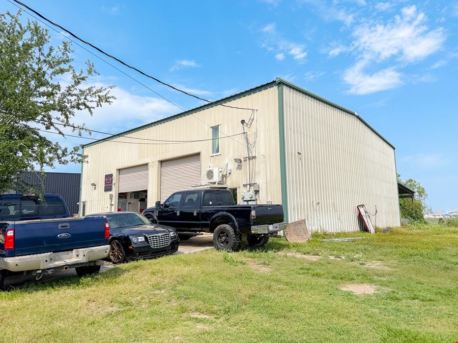 MSY Adjacent Office/Warehouse Units with Covered Rear Area
