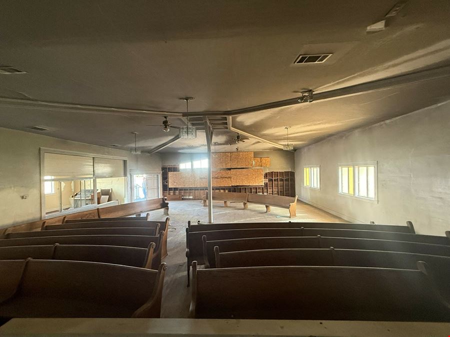±4,800 SF Well Known Building in Lindsay, CA