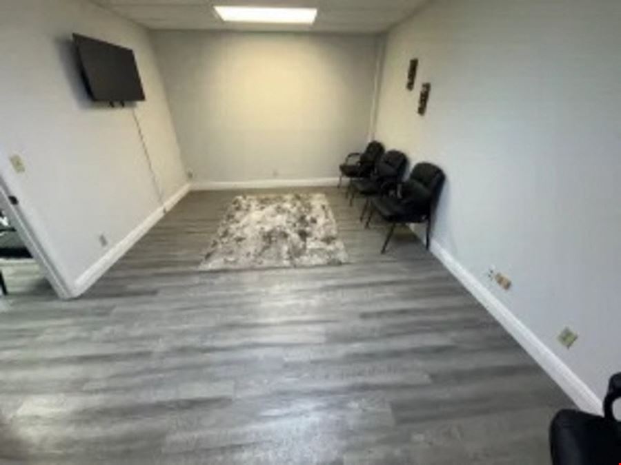 892 SF Suite 202 PROFESSIONAL & MEDICAL OFFICE SPACE FOR LEASE