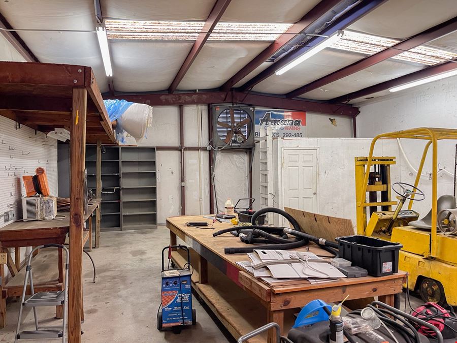 ±2,400 SF Office Warehouse with Gated Yard Near Airline Hwy