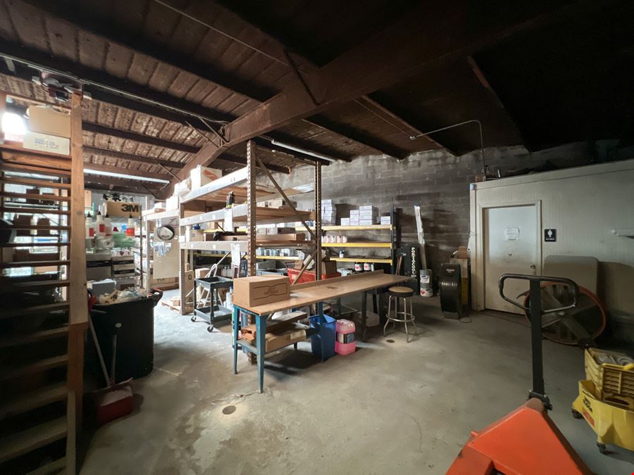 ±3,719 SF Retail / Warehouse Near Veterans Memorial Blvd
