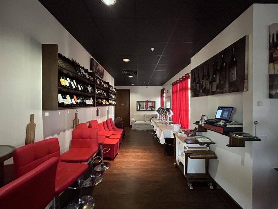 GREAT RESTAURANT LOCATION / FULLY EQUIPPED!