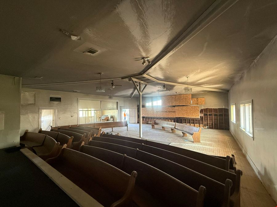 ±4,800 SF Well Known Building in Lindsay, CA