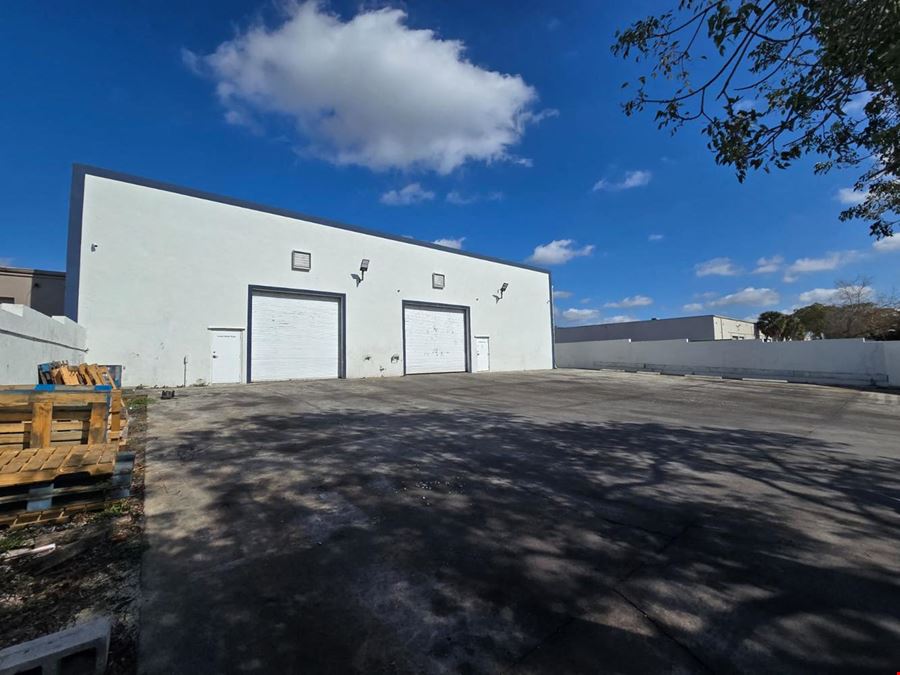 Freestanding Office/Warehouse 9,072 SQFT