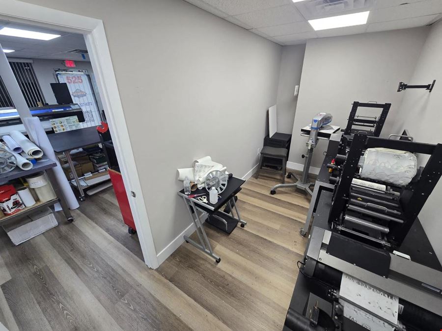 PRIME LOCATION Storefront Office/Retail