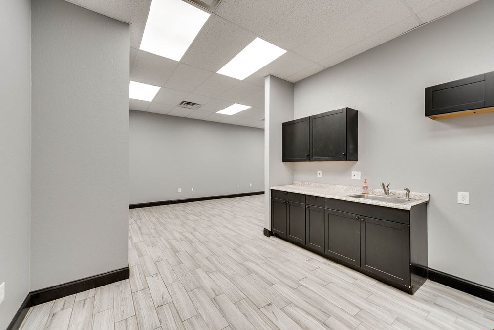 Warehouse & Office/Showroom Space Near Hwy 80