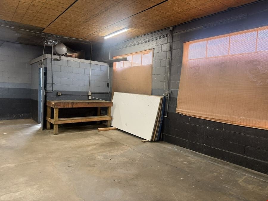 1,814 ± SF AUTO/RETAIL FOR SALE ON E. KEARNEY