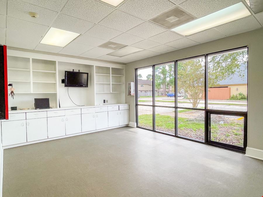 Newly-Renovated Standalone Building along Bluebonnet Blvd