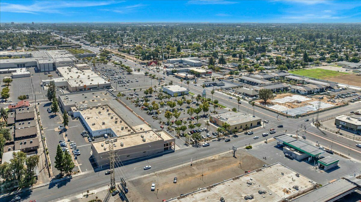 ±2,282 - ±10,683 Shopping Center Spaces in Fresno