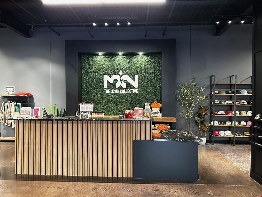 Retail/Showroom/Warehouse Building For Sale