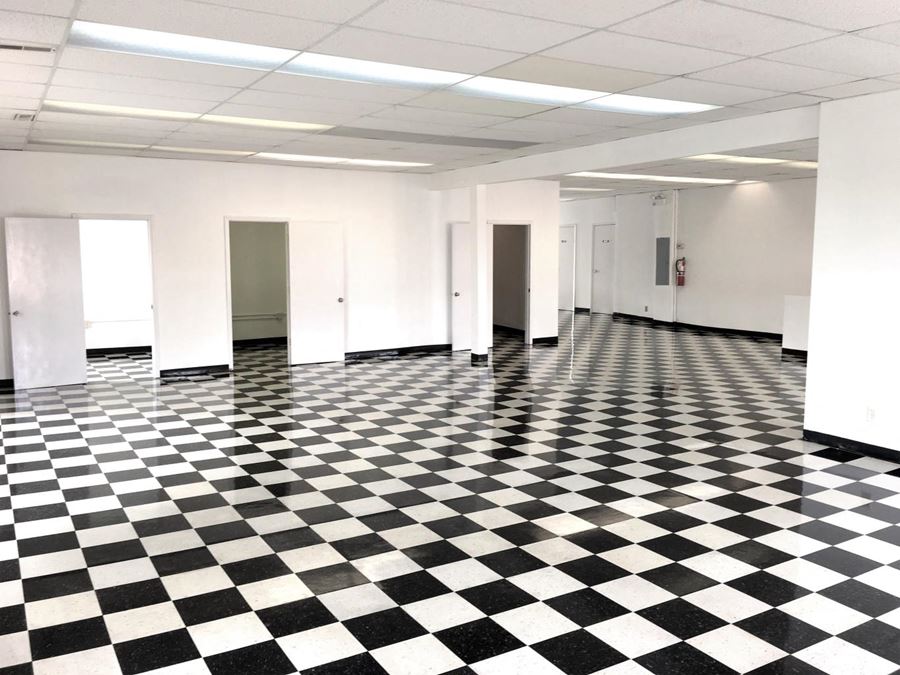 CHICAGO LARGE OFFICE & CORNER SPACE (SECOND FLOOR) (Chicago)