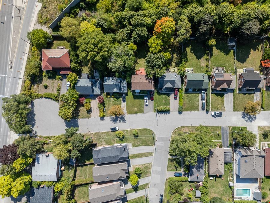 37-49 Irvington Cres