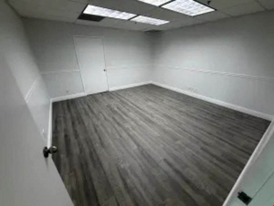 1743 SF Suite 203E PROFESSIONAL & MEDICAL OFFICE SPACE FOR LEASE