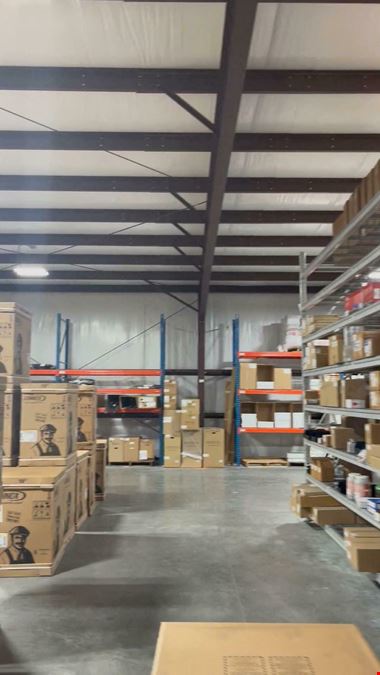 ±8,280 SF Warehouse Building with Showroom | Lease