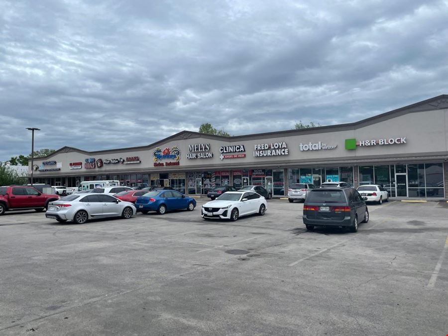 Plaza Airline Shopping Center