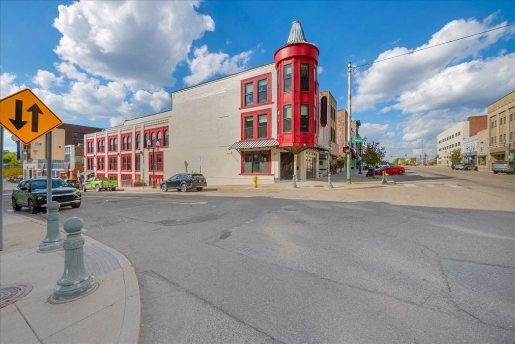 Prime Restaurant & Bar Space for Lease in Downtown Pontiac.