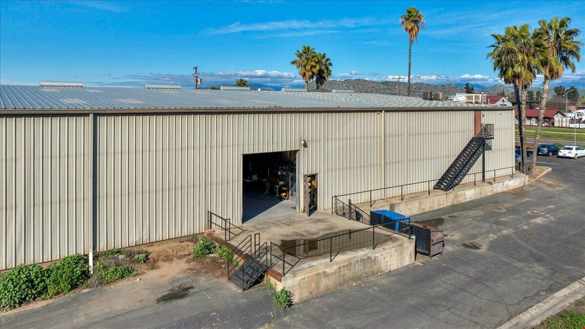 Freestanding Heavy Industrial Building w/ Office/Showroom on ±6.55 AC