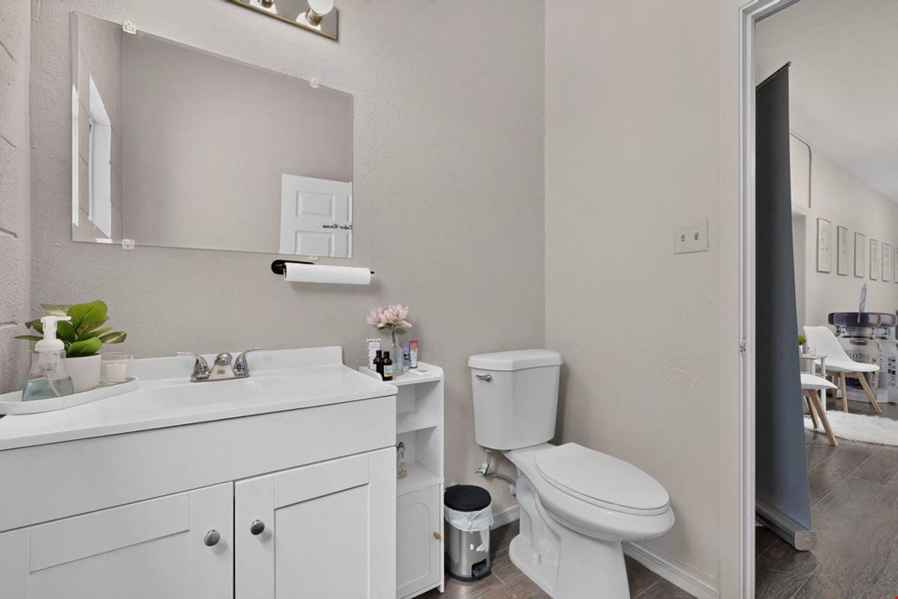 4-SUITE RETAIL/OFFICE · INVESTMENT/OWNER USER