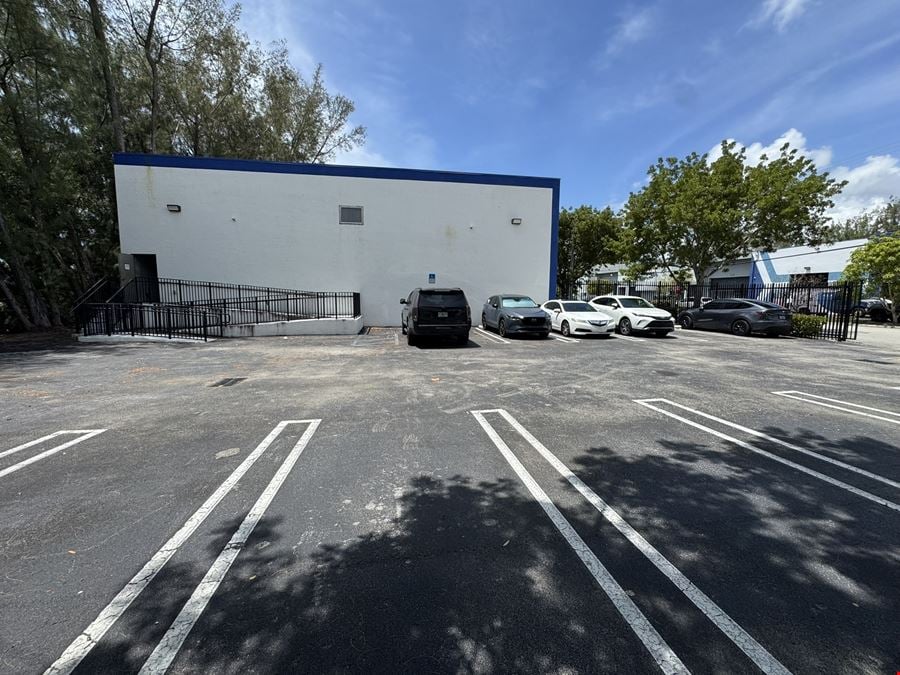 Dock Warehouse in Fingerlakes Miami Airport West Industrial Market