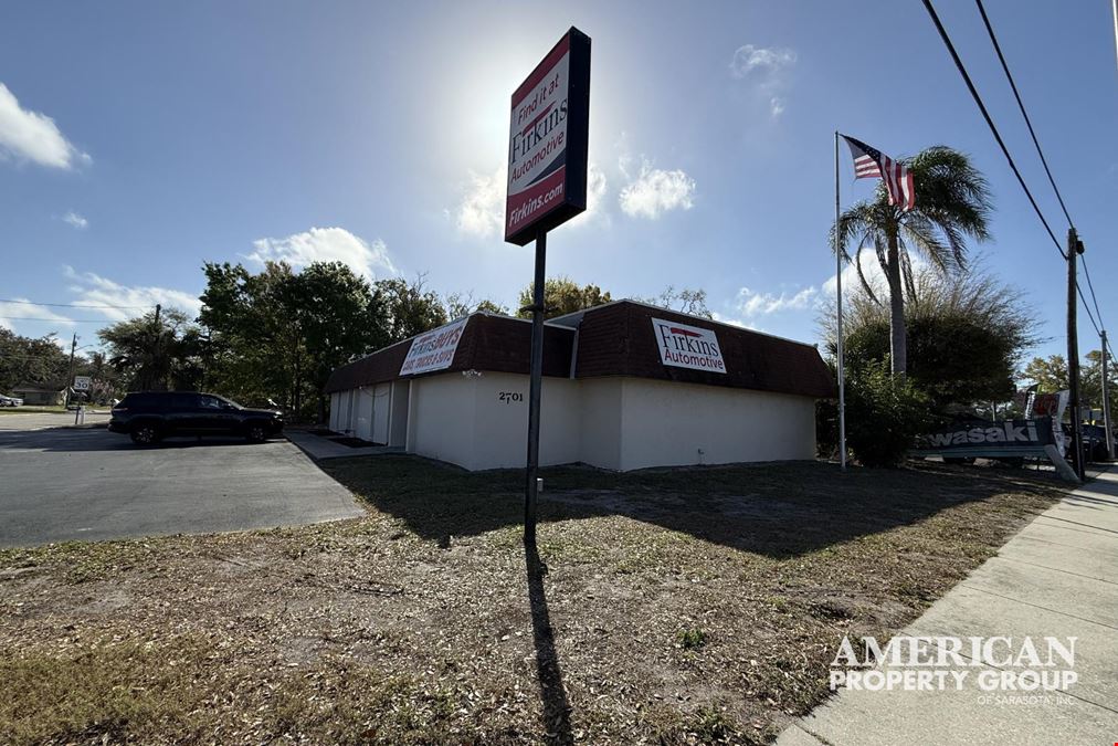 +/- 2580 SF Stand Alone with Enormous Exposure
