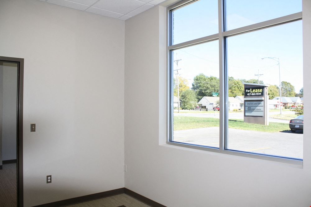 OFFICE FOR LEASE ON BATTLEFIELD