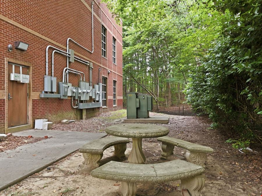 3 Suites at 502 McKnight Drive