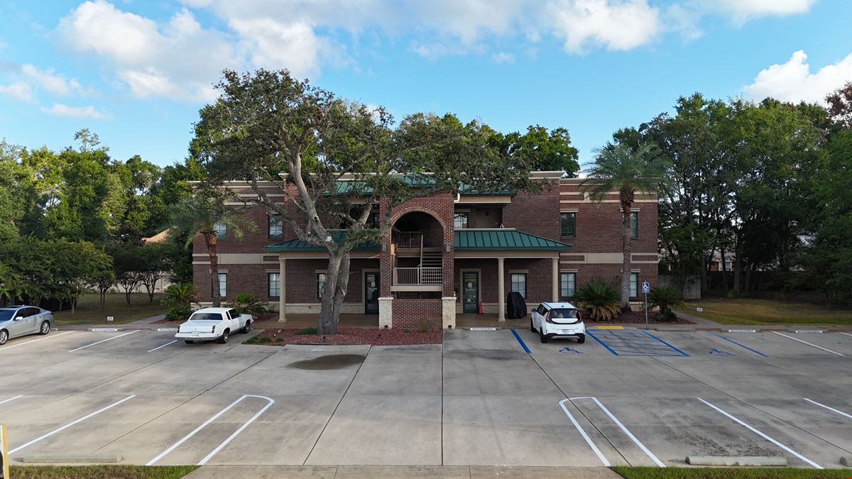 Mixed Use Medical Office w/ Three Apartment Rentals