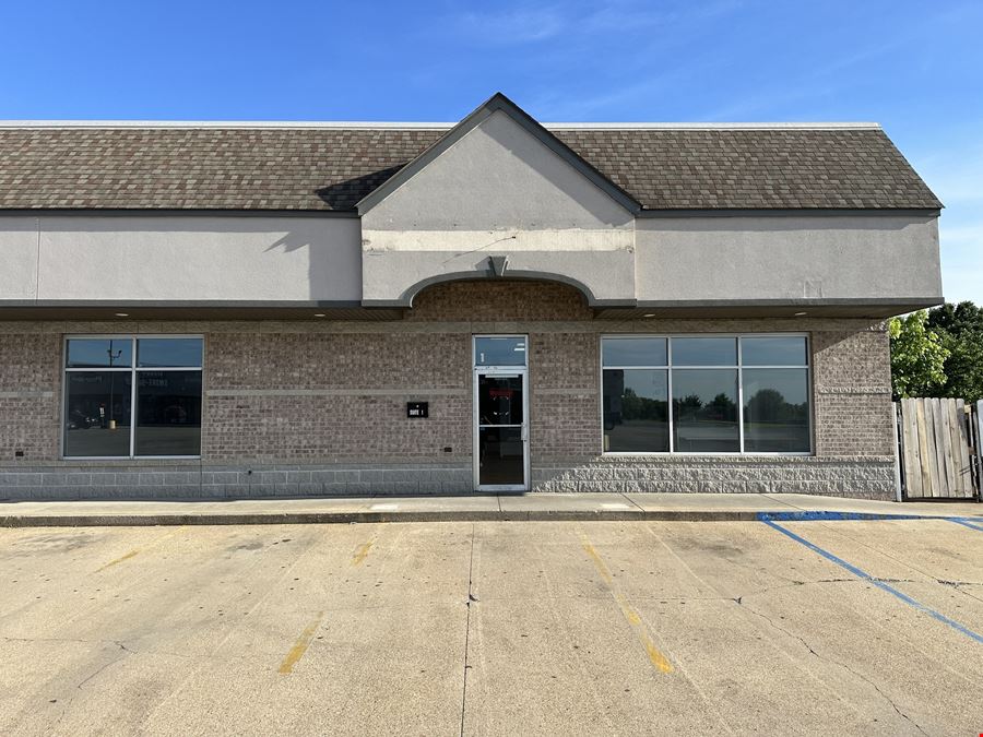 1,755 SF Restaurant / Retail Building For Lease in St Robert