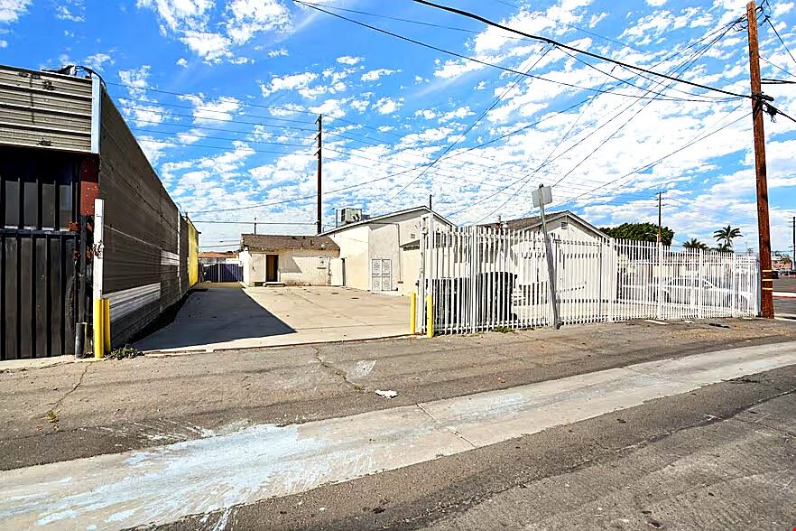 1108 E 84th Place