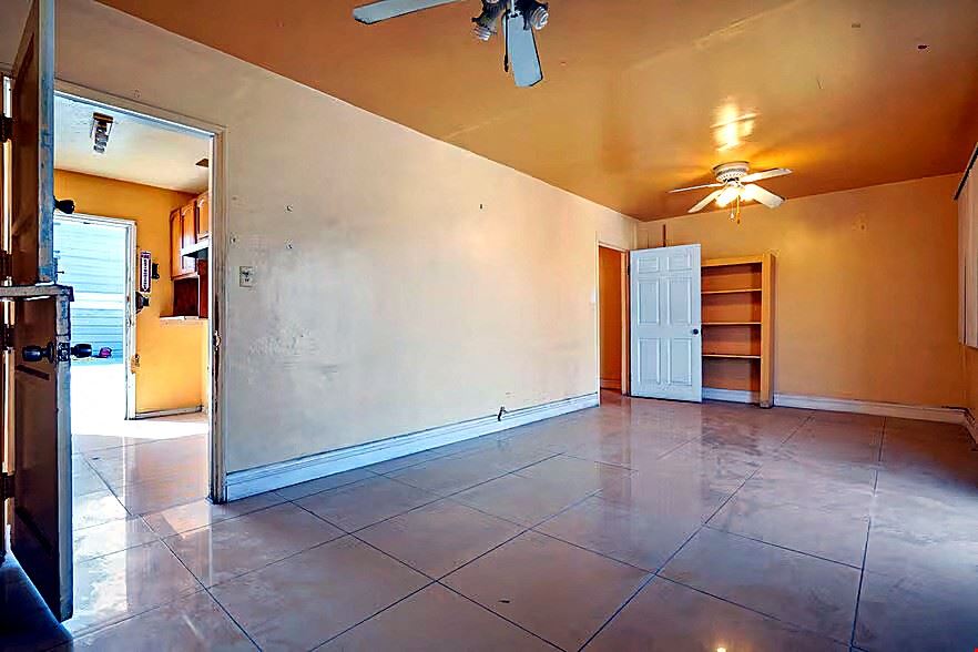 1108 E 84th Place